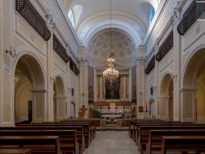 Entriamo nella chiesa per ritrovarci in un ambiente a tre navate absidali divise da quattro pilastri con archi a tutto sesto